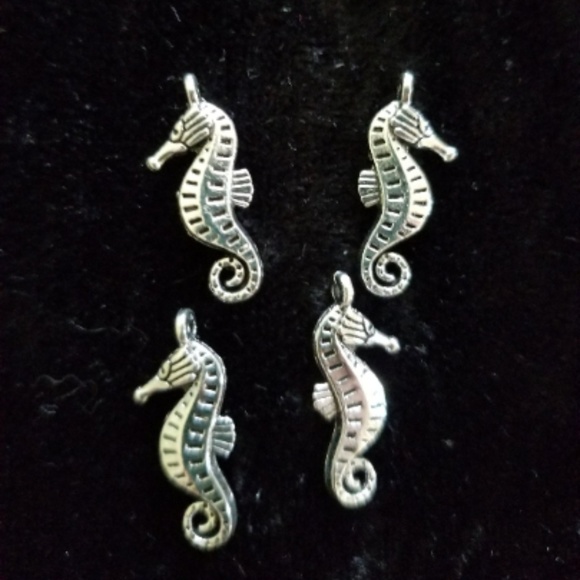 Seahorse Charm - Antique Silver Tone - 8 Charms - Picture 3 of 8